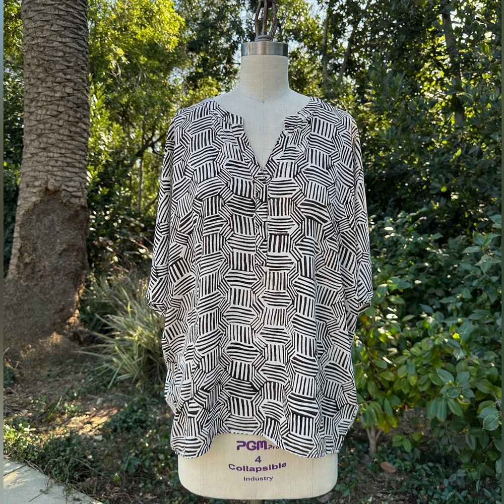 Chico's "Ashlynn Mod Geo" ¾ sleeve tunic top - size 0